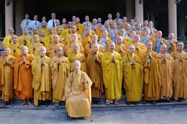 Đại lão Hòa thượng Viện trưởng lưu niệm cùng Hội đồng Điều hành, giảng viên Học viện trong ngày họp mặt đầu năm - Ảnh: Bảo Toàn/BGN