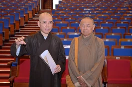 Thượng tọa Thích Thông Đạo (bên trái), Ủy viên Hội đồng Trị sự, Phó Trưởng ban Thường trực Ban Trị sự GHPGVN thành phố, Phó Trưởng ban Tổ chức Đại hội đại biểu Phật giáo TP.Đà Nẵng lần thứ I, nhiệm kỳ 2026-2031