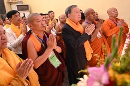 Tổng Bí thư, Chủ tịch nước và phái đoàn lễ Phật bên trong Đại tháp Giác Ngộ, Bồ Đề Đạo Tràng, bang Bihar, trong chuyến thăm Cộng hòa Ấn Độ - Ảnh: The Pioneer