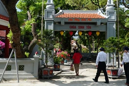 Ngôi chùa trên đảo Sinh Tồn
