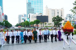 Đoàn đại diện lãnh đạo và Nhân dân TP.HCM dâng hoa trước Tượng đài Chủ tịch Hồ Chí Minh (đường Nguyễn Huệ, phường Sài Gòn)