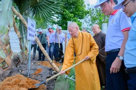 Đức Pháp chủ GHPGVN tham dự ngày hội môi trường 19-5 trong chương trình Vườn cây Đại đoàn kết - Ảnh: Tâm Quý/BGN