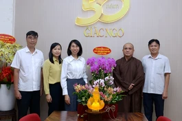 Phái đoàn Phòng An ninh nội địa - Công an TP.HCM do Thượng tá Phạm Thị Yến Bình làm Trường đoàn chúc mừng Đại lễ Phật đản Phật lịch 2570 tại Báo Giác Ngộ - Ảnh: Bảo Toàn/BGN