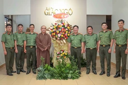 Phái đoàn đại diện Đảng ủy - Ban Giám đốc Công an TP.HCM tặng tặng hoa chúc mừng Báo Giác Ngộ - Ảnh: Nguyên Tài/BGN