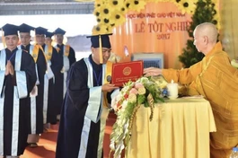 Đại lão Hòa thượng Viện trưởng trao Bằng tốt nghiệp đến các học viên tại Lễ tốt nghiệp