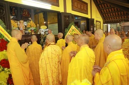 Chư vị giáo phẩm tưởng niệm Hòa thượng Thích Huệ Trí nhân tuần lâm Đại tường, tại Hương Nghiêm đường thuộc tổ đình Kim Tiên - Huế