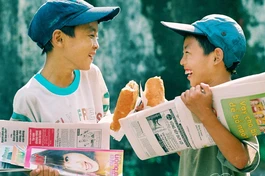 Bức ảnh "Hai đứa trẻ bán báo", nhiếp ảnh gia Trần Thế Phong chụp năm 2001