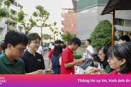 Cảnh tượng đặc biệt ở các sạp báo in TP.HCM sáng 30-6