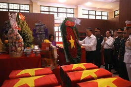 Tổng Bí thư, Chủ tịch nước Tô Lâm dâng hương tưởng niệm các Anh hùng, liệt sĩ tại nơi quàn hài cốt các liệt sĩ ở Công viên Lê Thị Riêng - Ảnh: Quảng Đạo/BGN