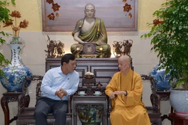 Đức Pháp chủ GHPGVN trao đổi với Thứ trưởng Bộ Dân tộc và Tôn giáo Nguyễn Hải Trung - Ảnh: Bảo Toàn/BGN.