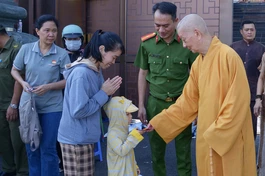 Đại lão Hòa thượng Thích Trí Quảng trao quà đến các em có hoàn cảnh khó khăn trên địa bàn phường An Khánh, TP.HCM - Ảnh: Bảo Toàn/BGN