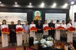 Cắt băng khai mạc triển lãm của Họa sĩ Phượng Hồng