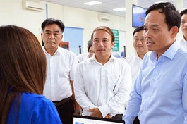 Bí thư Thành ủy TP.HCM Trần Lưu Quang kiểm tra Trung tâm phục vụ hành chính công phường Bình Dương tháng 9-2025 - Ảnh: Tuấn Vũ