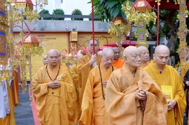 Cung nghinh Đức Pháp chủ và chư tôn đức Hội đồng Thập sư quang lâm chùa Vĩnh Nghiêm sáng 18-9-2026 - Ảnh: Bảo Toàn/BGN