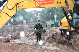 Dù thời tiết đang ở mùa mưa, lực lượng thuộc Bộ Tư lệnh TP.HCM vẫn làm việc, kỹ lưỡng và cẩn trọng, đã tìm thấy thêm 1 bộ hài cốt liệt sĩ kèm di vật quan trọng