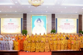 Chư tôn đức Tăng Ni, cư sĩ tham gia các Ban chuyên môn chụp ảnh lưu niệm với chư vị giáo phẩm Chứng minh, Ban Thường trực Ban Trị sự GHPGVN TP.HCM - Ảnh: Bảo Toàn/BGN