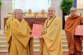Thượng tọa Thích Thanh Phong trao quyết định chuẩn y Phó Trưởng ban Pháp chế - Kiểm soát GHPGVN TP.HCM đến Thượng tọa Thích Thanh Nam