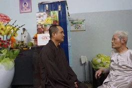 TT.Thích Tâm Hải thăm hỏi cư sĩ Tống Hồ Cầm - Ảnh: H.D 