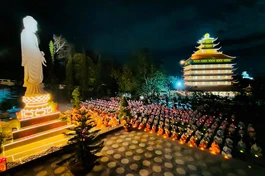 Thiêng liêng đêm hoa đăng tại chùa Vạn Linh