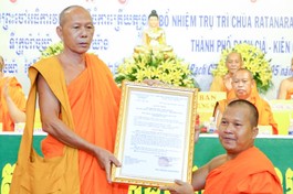 Hòa thượng Danh Đổng trao quyết định bổ nhiệm trụ trì chùa Láng Cát đến Đại đức Long Phi Yến