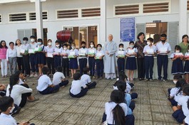 Ni trưởng Thích nữ Mỹ Thuận trao phần thưởng cho học sinh
