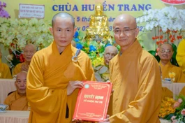 Đại đức Thích Hạnh Đức đón nhận quyết định bổ nhiệm trụ trì chùa Huyền Trang