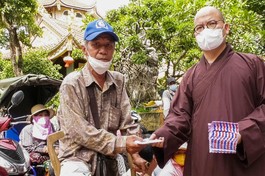 Đại đức Thích Minh Đạo, trụ trì chùa Nam Thiên Nhất Trụ tặng quà đến bà con khuyết tật