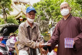 Đại đức Thích Minh Đạo, trụ trì chùa Nam Thiên Nhất Trụ tặng quà đến bà con khuyết tật