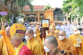 Đông đảo Tăng Ni, Phật tử phụng tống kim quan Hòa thượng trà-tỳ