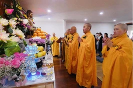 Chư tôn đức niêm hương, bạch Phật, đảnh lễ Tam bảo