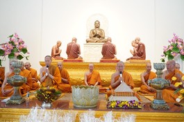 Chư Tăng thọ y và tụng kinh chúc phúc