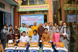 Buổi trao tặng quà cho hộ nghèo, hộ khó khăn tại chùa Hoà Quang