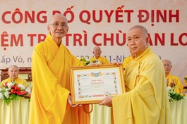 Hòa thượng Thích Chơn Minh trao quyết định bổ nhiệm trụ trì chùa An Long đến Hòa thượng Thích Hoằng Tri 