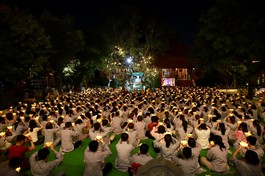 Phật tử dâng đèn hoa đăng cầu nguyện