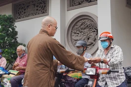 Đại đức Thích Minh Đạo, trụ trì chùa Nam Thiên Nhất Trụ trao quà đến người dân lao động khó khăn