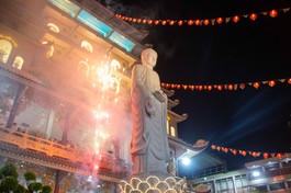 Thời khắc chuyển giao giữa năm cũ và năm mới tại chùa Vạn Đức