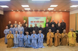 Chư tôn đức Ban Tổ chức, Ban Giám khảo cùng Tăng Ni giảng sinh chụp ảnh lưu niệm