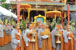 Môn đồ đệ tử cung thỉnh di ảnh, long vị, y bát cố Ni trưởng