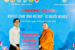 Đại đức Thích Minh Nghi trao bảng tượng trưng ủng hộ số tiền 25 triệu đồng đến Quỹ “Vì người nghèo" P.Linh Chiểu, TP.Thủ Đức