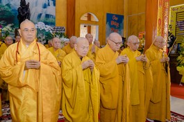 Chư tôn giáo phẩm Hội đồng Chứng minh, Hội đồng Trị sự GHPGVN dâng hương tưởng niệm Giác linh Trưởng lão Hoà thượng Thích Minh Chánh - Ảnh: Đăng Huy