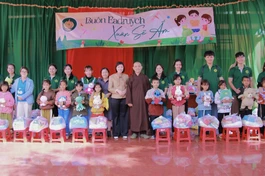 Các phần quà Tết được trao đến các em học sinh đồng bào dân tộc tại buôn Eadruich, H.Krông Buk, Đắk Lắk