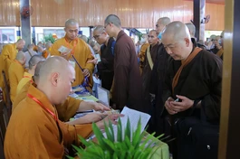 Giới tử trình giấy báo trúng tuyển và nhận thẻ đeo trước khi nhập chúng Đại giới đàn Đạt Thanh - Ảnh: N.Truyền/BGN