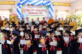 Trao phần thưởng cho các cháu hoàn thành chương trình Mầm non năm học 2023-2024