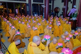 Chư tôn đức trong nghi thức dâng hoa đăng cúng dường Giác linh Trưởng lão Hòa thượng Thích Minh Châu (1918-2012)