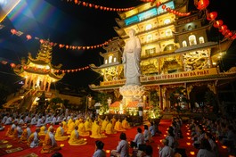 Hơn ngàn ngọn nến thắp sáng lung linh trước Phật đài chùa Vạn Đức