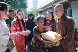 Thượng tọa Thích Minh Đạo, trụ trì chùa Nam Thiên Nhất Trụ tận tay trao quà đến bà con