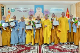 Tăng Ni sinh đạt thành tích cao trong học tập được khen thưởng tại buổi lễ - Ảnh: Ngân Đỗ