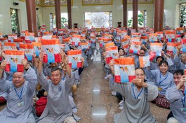 Niềm vui của Phật tử tại chùa Vạn Đức khi nhận được lá cờ Phật giáo nhân dịp Đại lễ Phật đản - Vesak 2025 