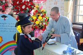 Học sinh lớp Lá tặng hoa tri ân Ni sư Thích nữ Huệ Đạo, Hiệu trưởng Trường Mầm non Kiều Đàm