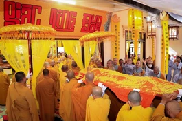 Môn đồ pháp quyến cung thỉnh nhục thân Trưởng lão Hòa thượng Thích Thiện An đến Giác linh đường